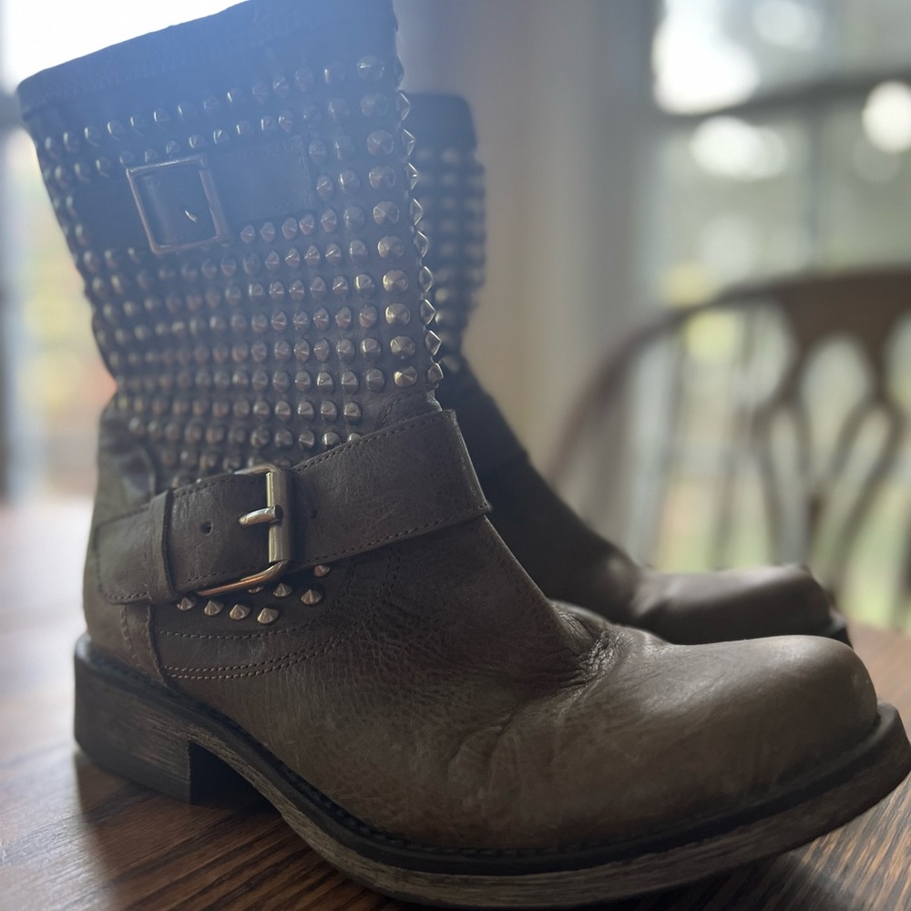 Studded like new Steve Madden boots